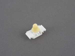 ES#3677003 - 0038008866 - Exterior Door Moulding Clip - Priced Each - Requires Grommet # 51131960127 - OEM - 