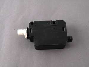ES#184121 - 67116987625 - E39 Lock Actuator - Located behind rear passenger hatch/ trunk panel - Genuine BMW - BMW