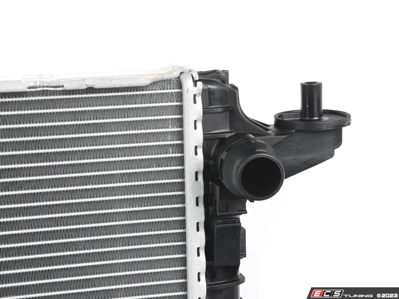 Radiateur D'eau D'occasion Pour Audi A4 Avant B9 (2021) - Réf. 8W0121251K - Allemagne