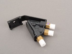 ES#1761463 - 2113280089 - AirMatic Suspension Air Distributor  - If your joint is leaking or treads are stripped, replace yours today - Genuine Mercedes Benz - Mercedes Benz